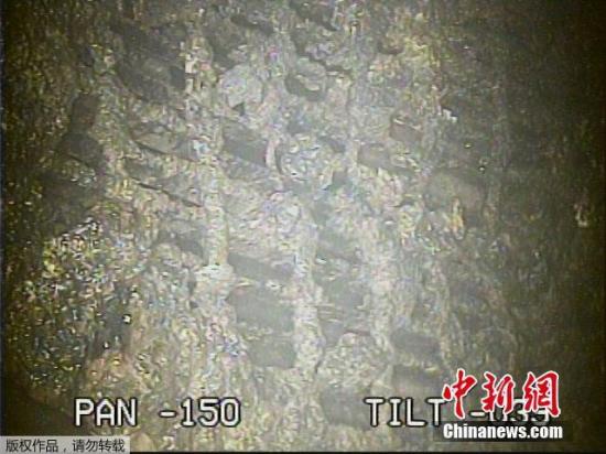 當(dāng)?shù)貢r(shí)間2月2日，東京電力公司公布對(duì)福島第一核電站2號(hào)機(jī)組反應(yīng)堆安全殼內(nèi)拍攝到的圖像。根據(jù)分析，結(jié)果顯示內(nèi)部空間輻射量推算為最大每小時(shí)530希沃特。圖為機(jī)器人拍到的受損反應(yīng)堆底部的物質(zhì)。