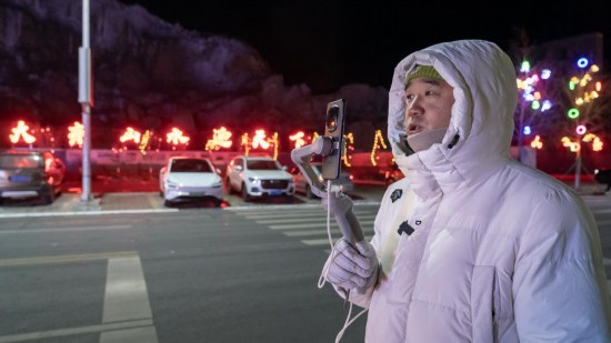 在吉林市阿什哈達(dá)霧凇觀景帶,霧凇播報員正在直播。新華社記者 李典 攝