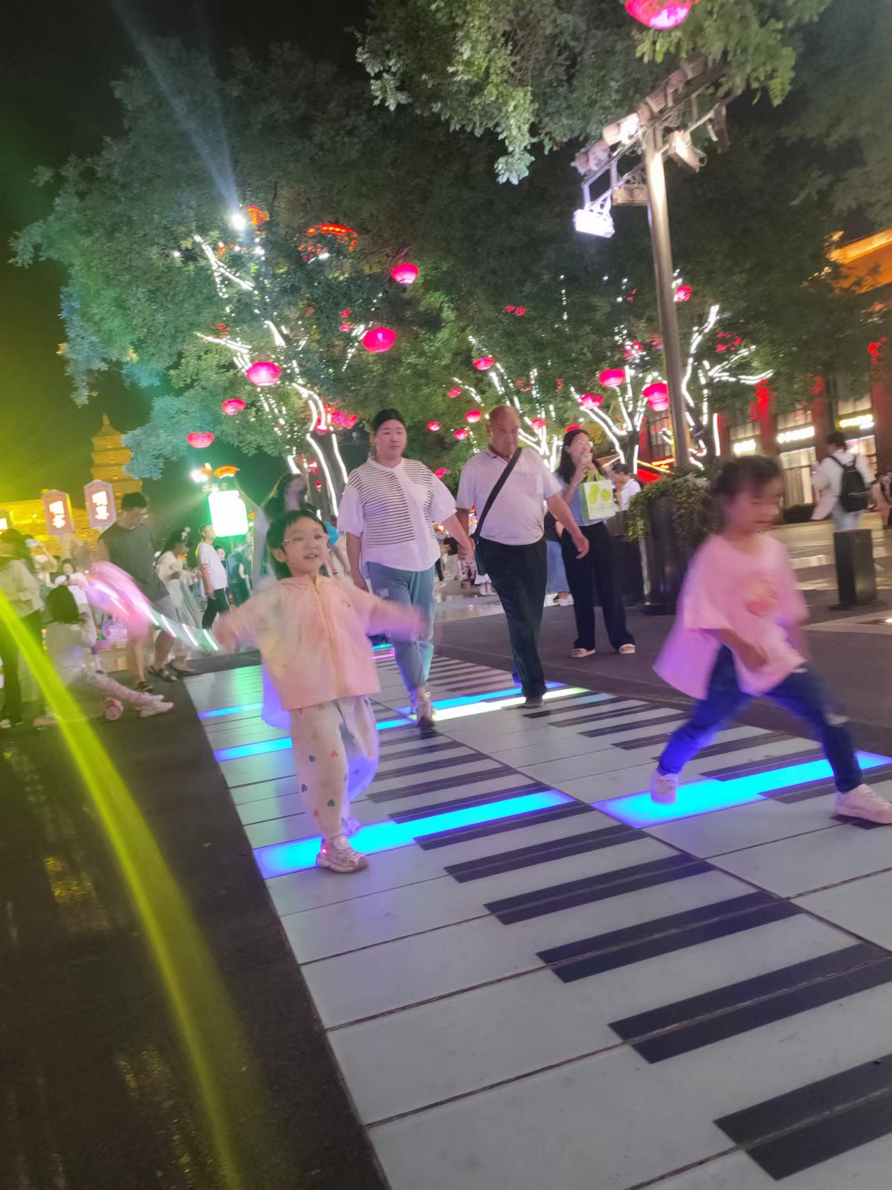 人們?cè)谖靼泊筇撇灰钩遣叫薪稚⒉?。人民網(wǎng)記者 喬業(yè)瓊攝