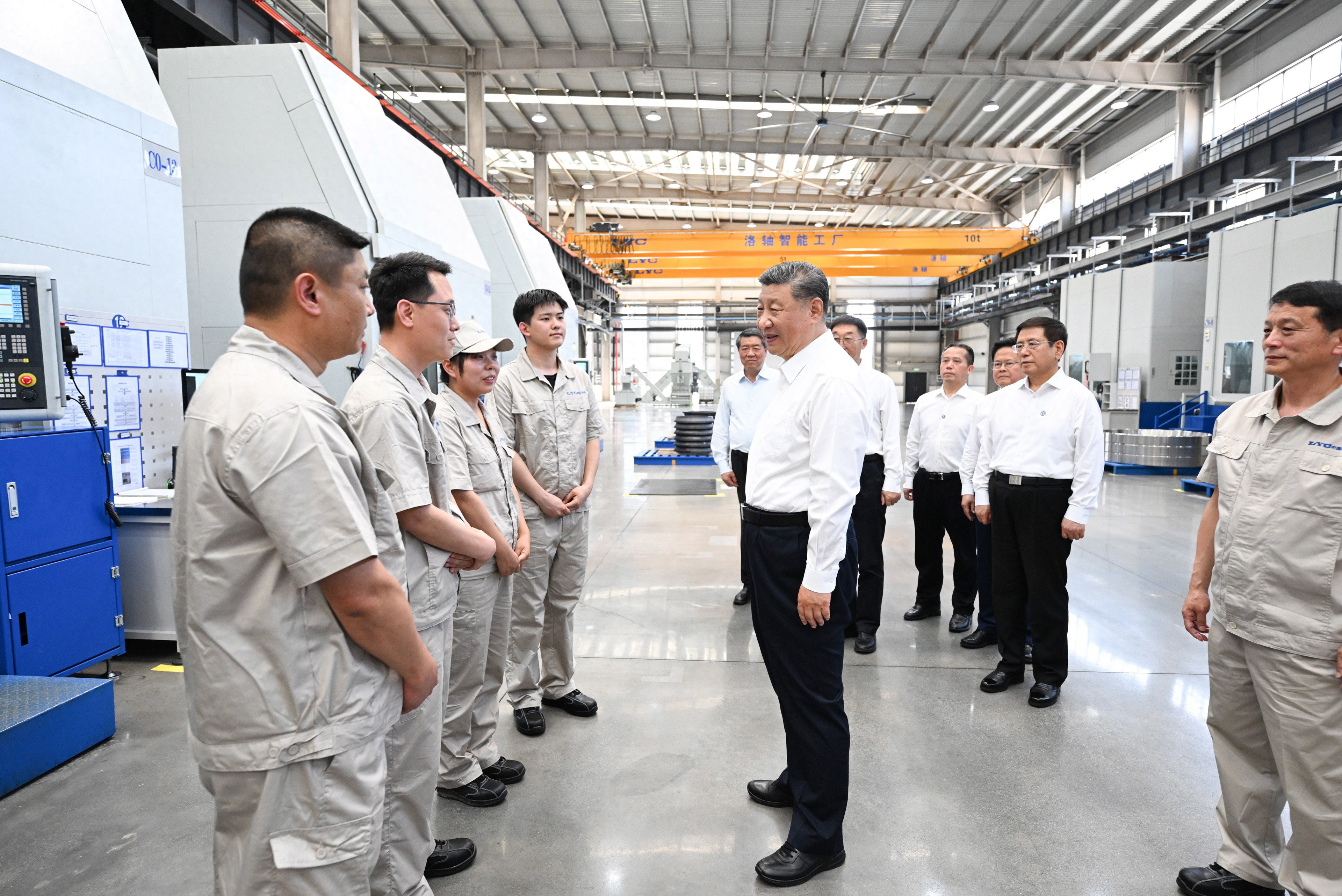 5月19日至20日,中共中央總書記、國家主席、中央軍委主席習(xí)近平在河南考察。這是19日下午,習(xí)近平在洛陽軸承集團(tuán)股份有限公司智能工廠考察時,同企業(yè)職工親切交流。新華社記者 燕雁 攝 5月19日至20日,中共中央總書記、國家主席、中央軍委主席習(xí)近平在河南考察。這是19日下午,習(xí)近平在洛陽軸承集團(tuán)股份有限公司智能工廠考察時,同企業(yè)職工親切交流。新華社記者 燕雁 攝