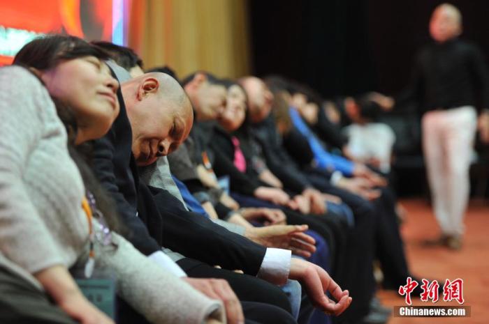 資料圖：民眾在專業(yè)催眠師的引導(dǎo)下睡覺，釋放壓力。<a target='_blank' href='/'>中新社</a>發(fā) 韋亮 攝