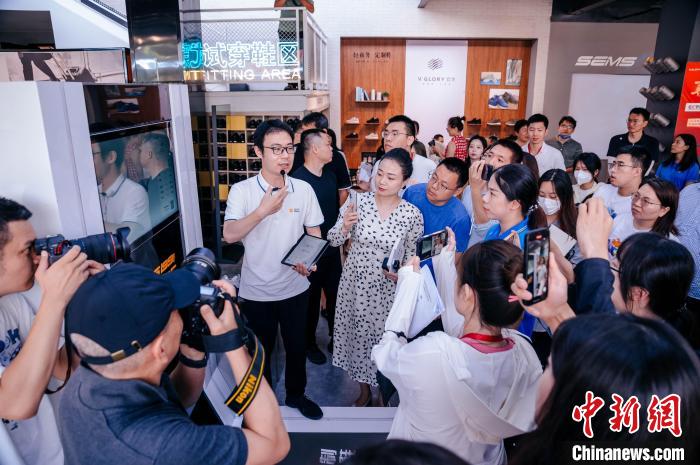 在定制鞋門店，顧客只需往腳型測(cè)量?jī)x器上一站，幾秒后就會(huì)出具一份詳盡的腳型報(bào)告。　李南軒 攝