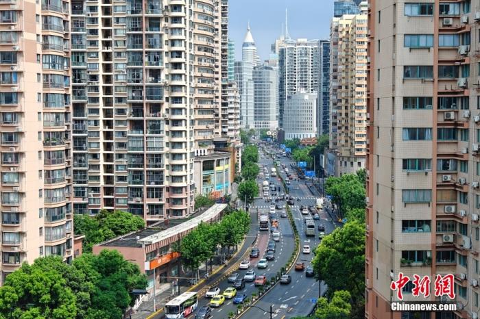 資料圖:上海黃浦區(qū)“老西門(mén)”西藏南路附近高樓林立,交通繁忙,都市風(fēng)景獨(dú)好。 /CNSphoto 王岡 攝 資料圖:上海黃浦區(qū)“老西門(mén)”西藏南路附近高樓林立,交通繁忙,都市風(fēng)景獨(dú)好。 /CNSphoto 王岡 攝