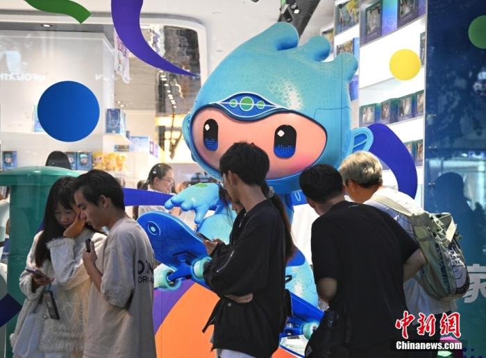 資料圖：9月23日，杭州第19屆亞運(yùn)會(huì)開幕式在浙江杭州奧體中心體育場舉行。圖為游人在亞運(yùn)特許商品店外排隊(duì)購物。<a target='_blank' href='/'>中新社</a>記者 王剛 攝