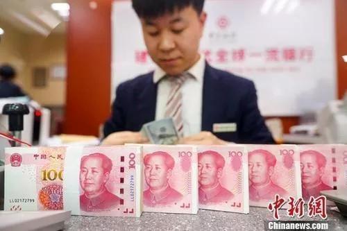 資料圖：銀行工作人員清點(diǎn)貨幣。<a target='_blank' href='/'>中新社</a>記者 張?jiān)?攝
