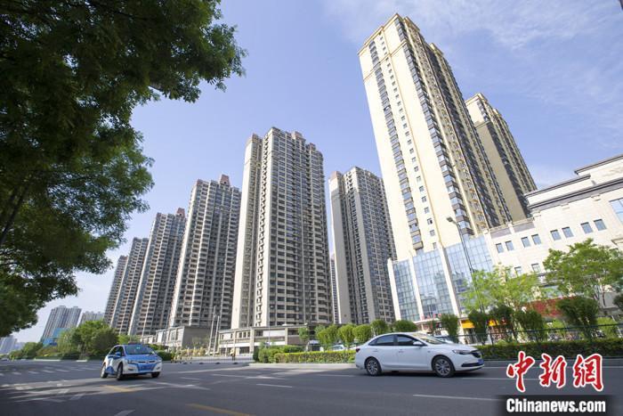 資料圖：車輛從一樓盤前經(jīng)過。 <a target='_blank' href='/'>中新社</a>記者 張云 攝