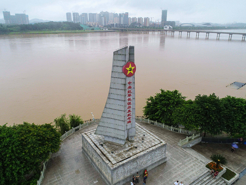 這是位于江西省于都縣的中央紅軍長征出發(fā)紀(jì)念碑。