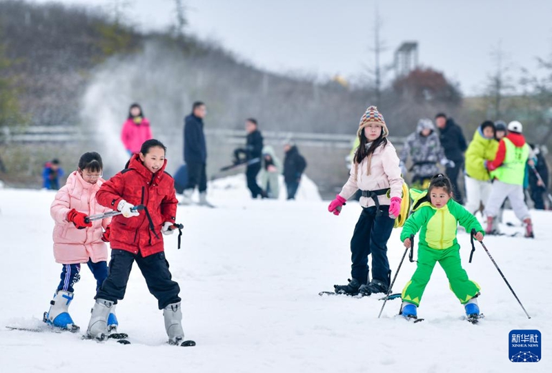 2月23日,滑雪愛好者在貴陽市高坡云頂滑雪場(chǎng)滑雪。新華社記者 楊文斌攝