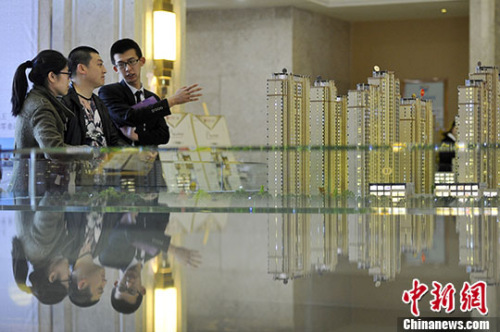 資料圖 置業(yè)顧問向民眾推薦商品房戶型。 <a target='_blank'  _fcksavedurl='http://www.chinanews.com/' _fcksavedurl='http://www.chinanews.com/'></p></table>中新社</a><p>　　記者 韋亮 攝