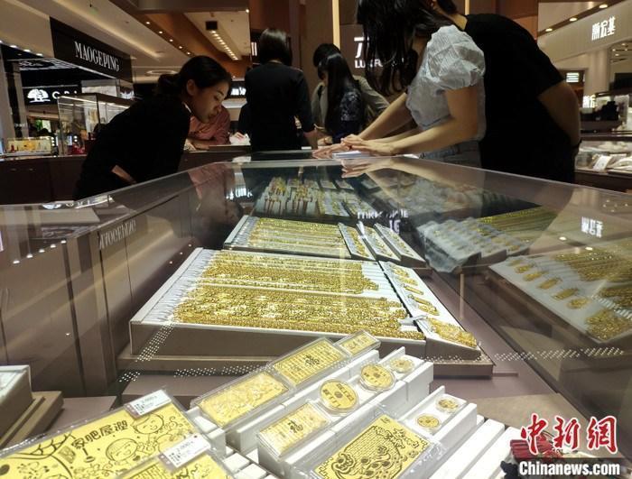 資料圖：民眾在商場購買黃金飾品。 <a target='_blank' href='/'>中新社</a>記者 呂明 攝