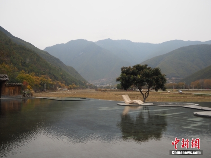 云南迪慶州維西縣塔城鎮(zhèn)啟別村天域塔城酒店，四面被群山環(huán)抱，風(fēng)景宜人。高雅曼 攝